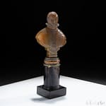 Antiquariato 25 Telearte oggetti d'arte - Busto di nobildonna (probabile regina Elisabetta I?), Inghilterra XIX secolo Ritratto in agata e oro, base in Blue Jhon.