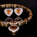 Gioielli 20 Telearte gioielli d'arte - Demi parure collier e orecchini in oro bicolore, zaffiri gialli e diamanti Oro bianco e giallo con timbro 18 kt, girocollo composto da 309 diamanti rotondi taglio brillante e baguette per un peso stimato di 11 ct totali, 15 zaffiri gialli a cuore e ovali taglio brillante per un peso stimato di 52 ct totali e due smeraldi rotondi taglio cabochon di circa 0,25 ct