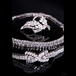 Gioielli 21 Telearte gioielli d'arte - Importante parure in oro bianco e diamanti Composta da bracciale: 112 diamanti di taglio brillante e a gradini, peso totale stimato circa 13,5 ct. Girocollo: 301 diamanti di taglio brillante e a gradini peso totale stimato circa 43 ct. Spilla: 86 diamanti di taglio brillante e a gradini peso totale stimato circa 12 ct. Peso complessivo gr. 135,39