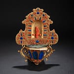 Antiquariato 18 Telearte oggetti d'arte - Acquasantiera in rame dorato, corallo Mediterraneo e lapis, Trapani ultimo quarto del XVI secolo Scultura centrale raffigurante la Madonna col Bambino