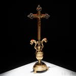 Antiquariato 17 Telearte oggetti d'arte - Crocifisso in rame dorato, corallo, argento e smalti, Trapani seconda metà del XVII secolo Basamento circolare con quattro ametiste incastonate, iscrizione latina ‘S.l.v.f. Ivssit. In crvce moresis ne crucifigar ego’ e due mostri marini