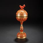 Antiquariato 15 Telearte Collezione oggetti antichi - Pisside in rame dorato e corallo, Trapani prima metà del XVII secolo Posto su base circolare, il coperchio reca una presa in forma di drago