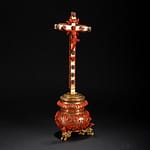 Antiquariato 14 Telearte oggetti d'arte - Calamaio con crocifisso in rame dorato e corallo, Trapani prima metà XVII secolo Accostabile per composizione all’esemplare conservato al Kunsthistorisches Museum di Vienna, poggia su tre sfingi in rame dorato e corallo. Il calamaio proveniene dalla collezione dell’Ing. Antonio Virga e pubblicato in ‘Il corallo trapanese nei secoli XVI e XVII’ a cura di Maria Concetta di Natale, Brescia 2002, p. 71.