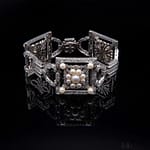 Gioielli 9 Telearte gioielli d'arte - Bracciale in oro bianco, perle e diamanti Oro bianco 18 kt, 39 perle coltivate, 308 diamanti rotondi taglio 8/8, peso totale stimato ct 9,24, 15 diamanti taglio baguette, peso totale stimato 1,95 ct. Peso complessivo gr. 47,70