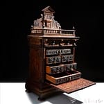 Antiquariato 11 Telearte oggetti d'arte - Antico mobiletto in pelle e inserti in argento, Verona XVIII secolo Pelle martellata con decorazioni in oro e applicazione di elementi in argento, presenta sul fronte lo stemma di una famiglia nobiliare veronese