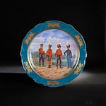 Antiquariato 9 Telearte oggetti d'arte - Piatto in porcellana russa, seconda metà del XIX secolo Parete celeste con sottile e largo bordo in oro, emblemi bellici dipinti in oro. Nel piatto sono rappresentati quattro soldati in divisa d’epoca